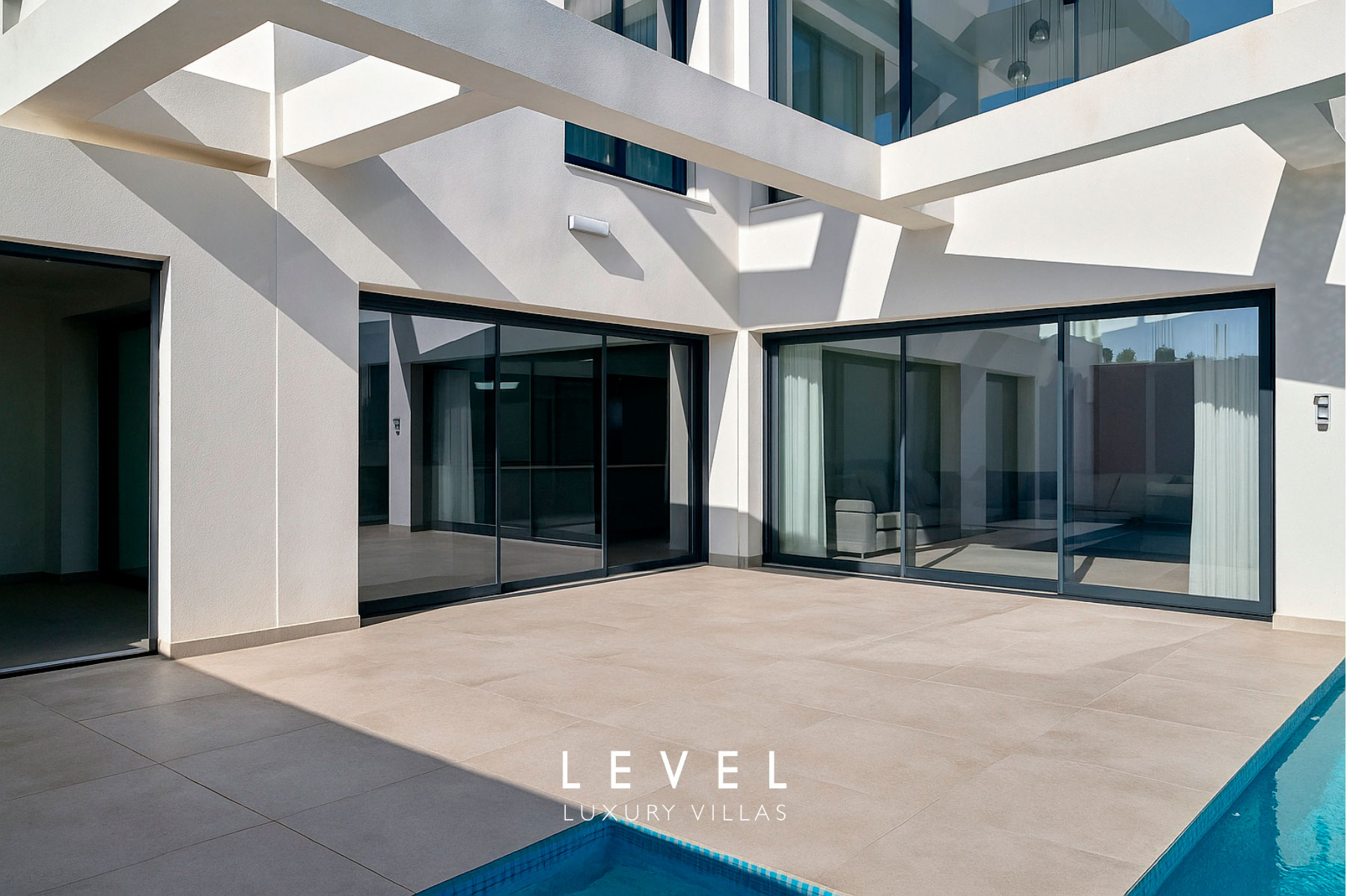 Villa Torreenco moderna con arquitectura contemporánea y grandes ventanales en parcela privada