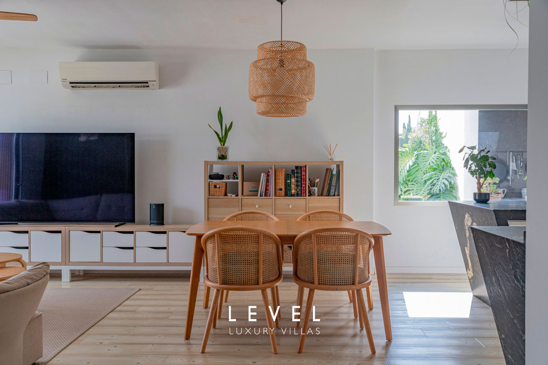 Villa Torreenco moderna de lujo con diseño contemporáneo, amplios espacios interiores y piscina privada en Valencia