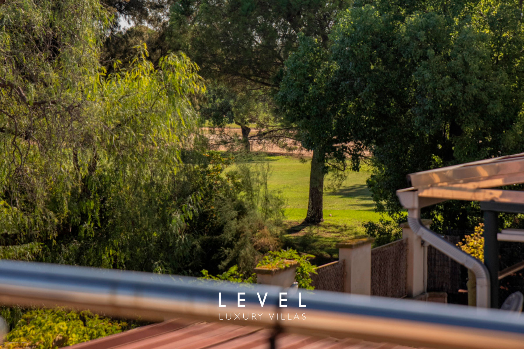 Villa Reial moderna de lujo con diseño contemporáneo, amplios espacios interiores y zona exterior con piscina en urbanización cercana a Valencia